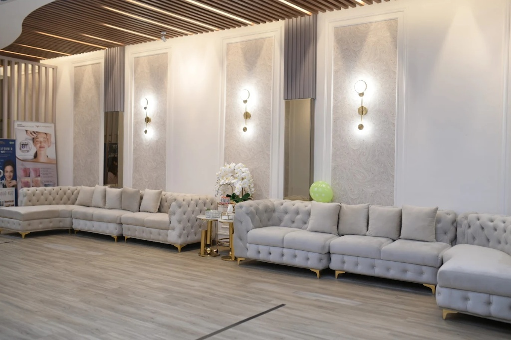 Ruang tunggu VIP dengan sofa beludru